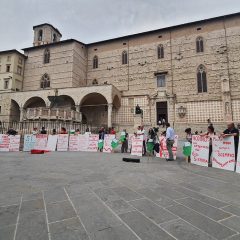 Il Comune di Perugia approva il ‘nodo’ mentre in piazza lo contestano