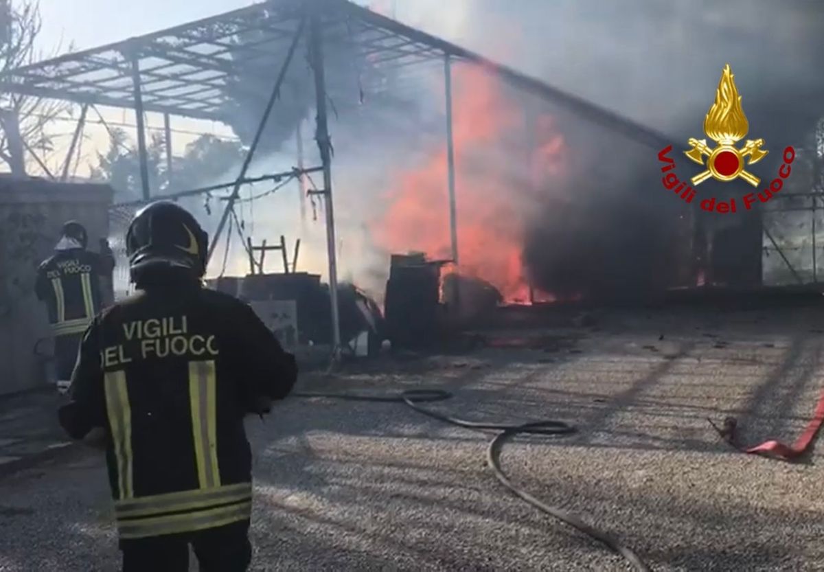 Mugnano, incendio divampa in una rimessa