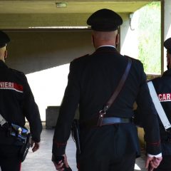 Insulta vicino ‘spione’ e si perde l’hashish sulle scale del palazzo: 30enne finisce nei guai