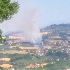 Ponte Felcino, rogo a due passi dalle case di San Felicissimo – Video