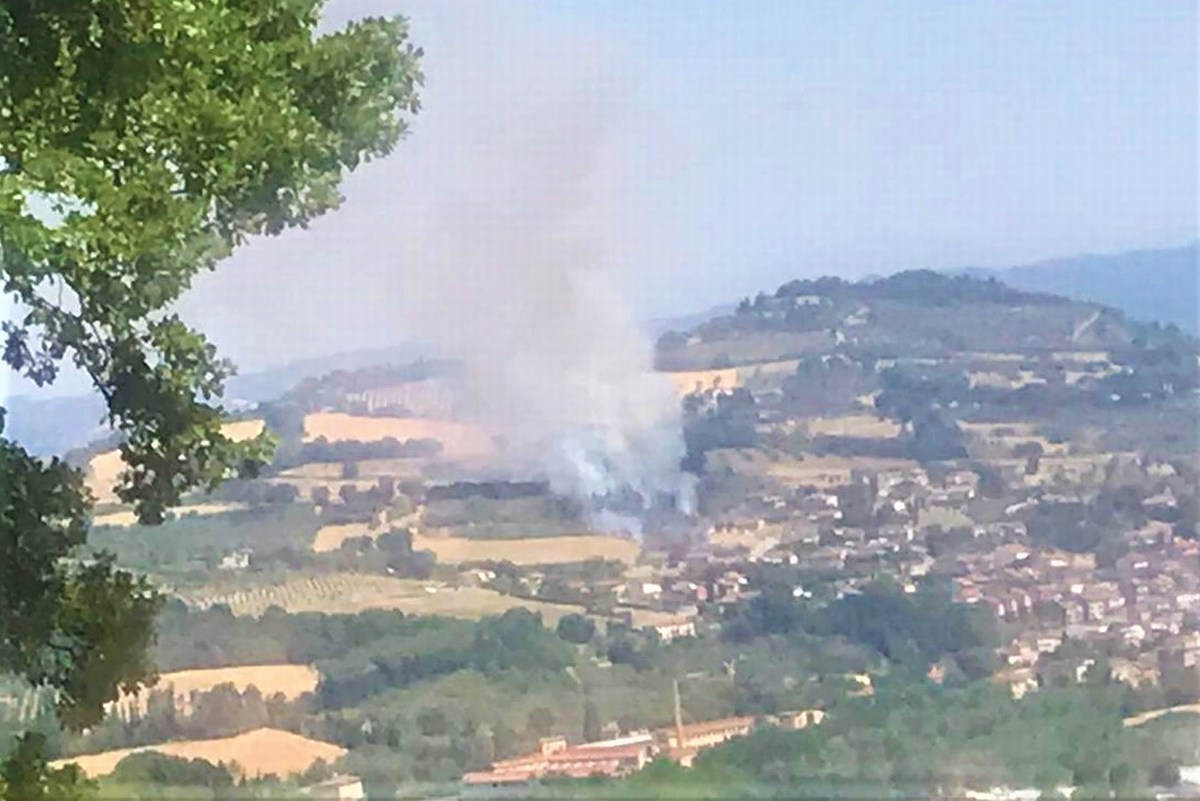 Ponte Felcino, rogo a due passi dalle case di San Felicissimo – Video