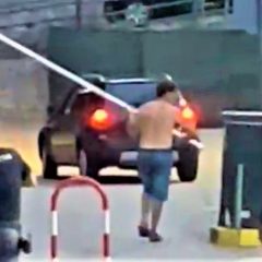 Impugna la sbarra del parcheggio e dà di matto: preso – Il video