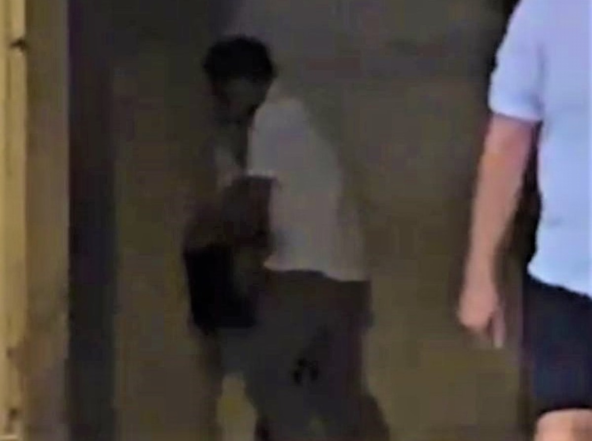 Fanno sesso alla festa paesana sotto i portici – Il video diventa virale
