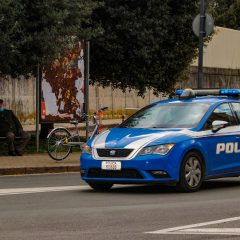 Va a sbattere, vede la polizia e tenta la fuga. Ma ha perso una ruota ed è ubriaco: denunciato