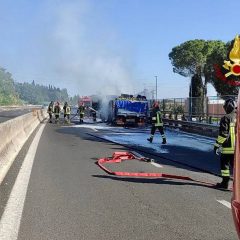 Spello, in fiamme camion che trasportava olio