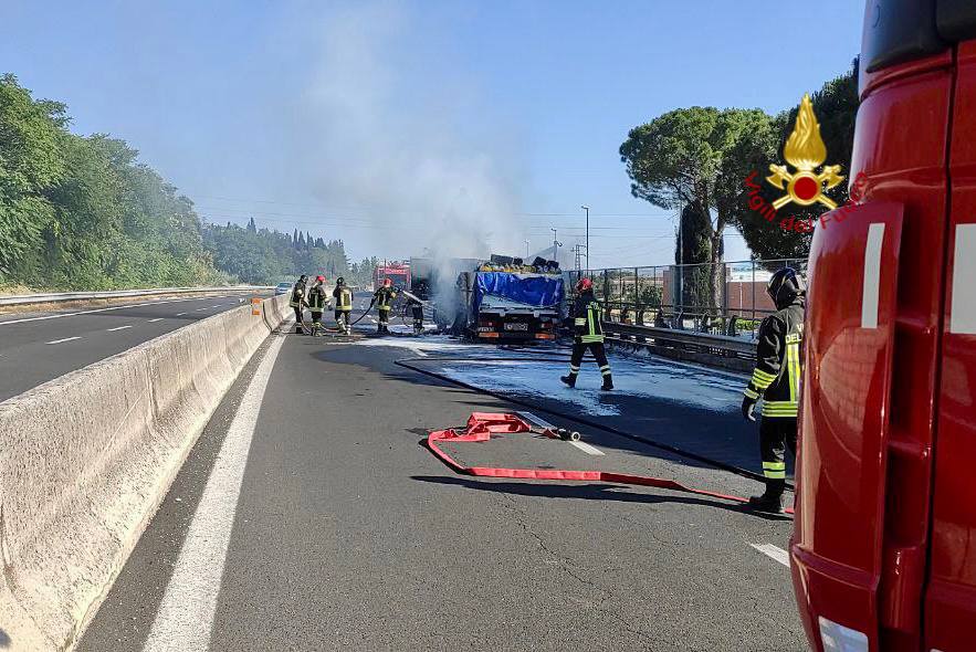 Spello, in fiamme camion che trasportava olio