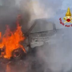 Auto distrutta dalle fiamme: il video dell’intervento del 115