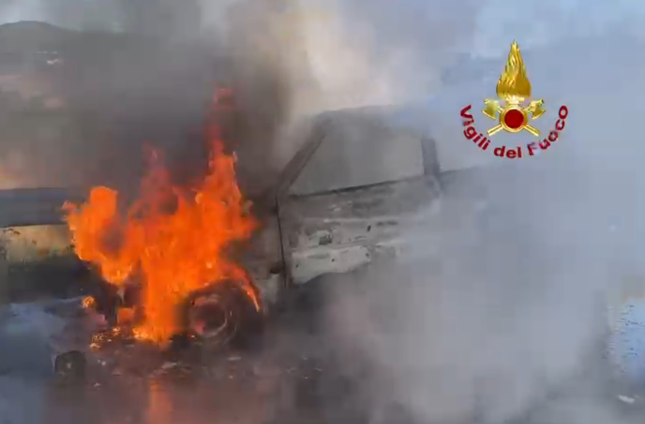 Auto distrutta dalle fiamme: il video dell’intervento del 115