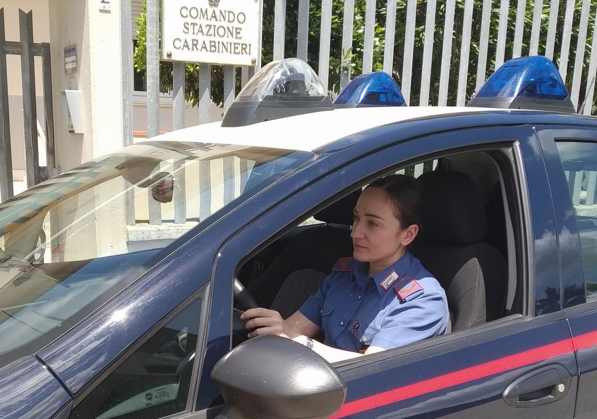 ‘Beccata’ a casa di un arrestato, si giustifica: «Sono un carabiniere in borghese e indago». Denunciata