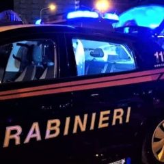 Si ubriaca, blocca il traffico e aggredisce i carabinieri: 26enne in manette