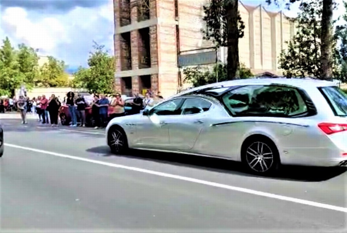 Terni: in tanti per l’ultimo saluto a Giuseppe Contessa. Il tributo delle autoscuole ternane