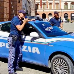 Litiga con il barista e colpisce lui e gli agenti con un casco da moto: arrestato 41enne