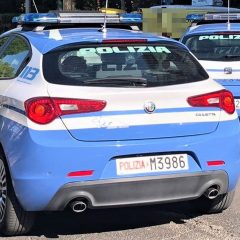 Trova sconosciuto a dormire nella sua auto e lo fa denunciare