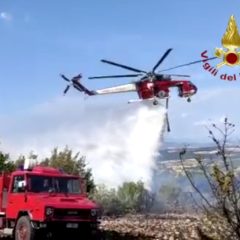 VIDEO – Nuovo incendio a Melezzole: in azione il 115 con Dos e due elicotteri