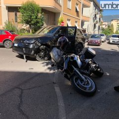 Terni: incidente fra un suv e una moto in via Gozzoli. Un ferito