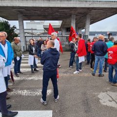 Mignini-Petrini, lavoratori davanti ai cancelli: «Difendiamo il nostro futuro»