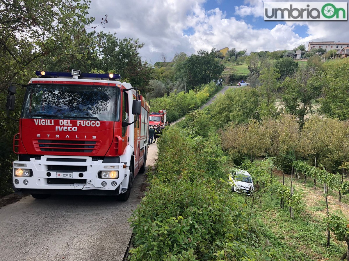 Terni: postino finisce con l’auto nel dirupo. Soccorso