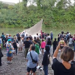 Pretola: la barca gigante di Bolter naviga sul Tevere