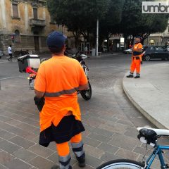 Piazza Tacito Terni, si prova a scacciare gli storni con trombette. Asm in azione – Video