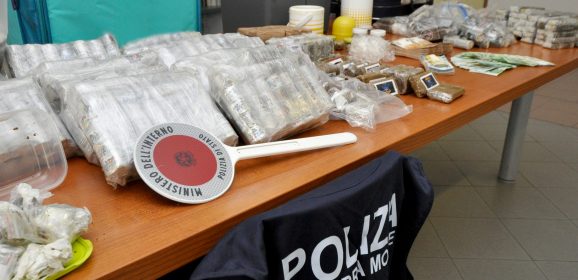 Nel garage c’è droga per mezzo milione di euro: arrestato 20enne