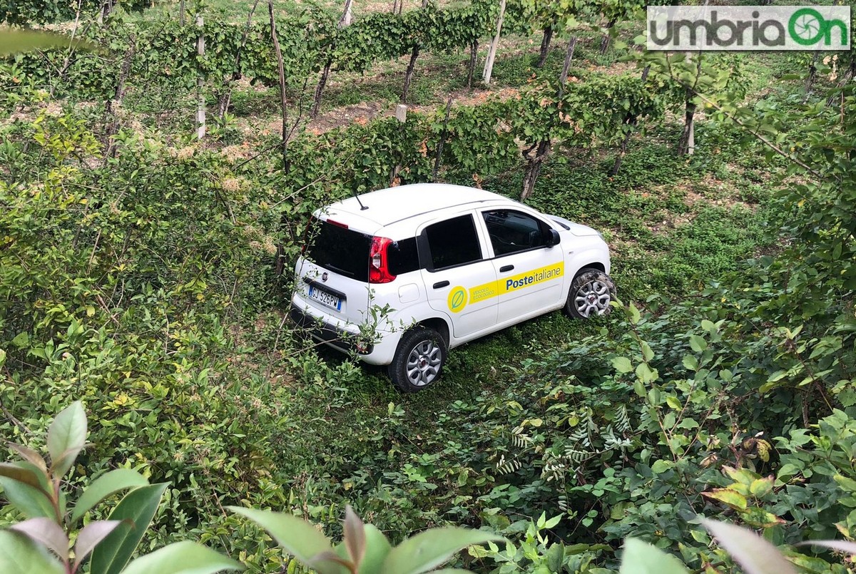 Terni postino finisce con l’auto nel dirupo. Soccorso umbriaON