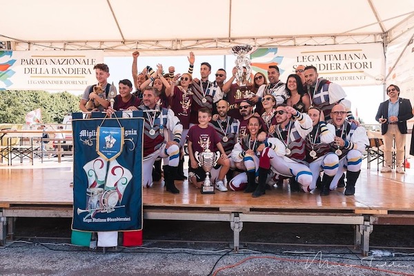 Il gruppo sbandieratori di Amelia trionfa a Montefalco
