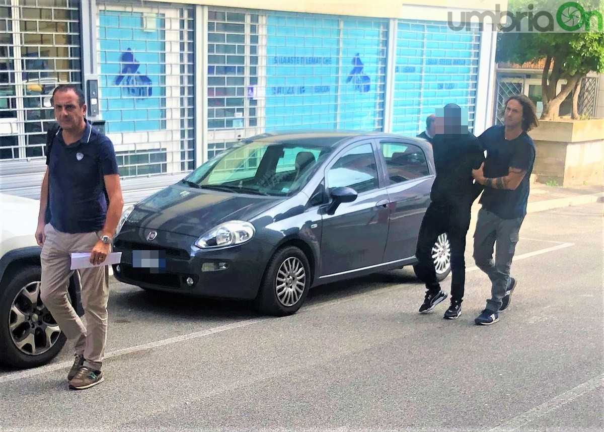 Terni: spaccia cocaina nel boschetto di Cospea. Arrestato 26enne