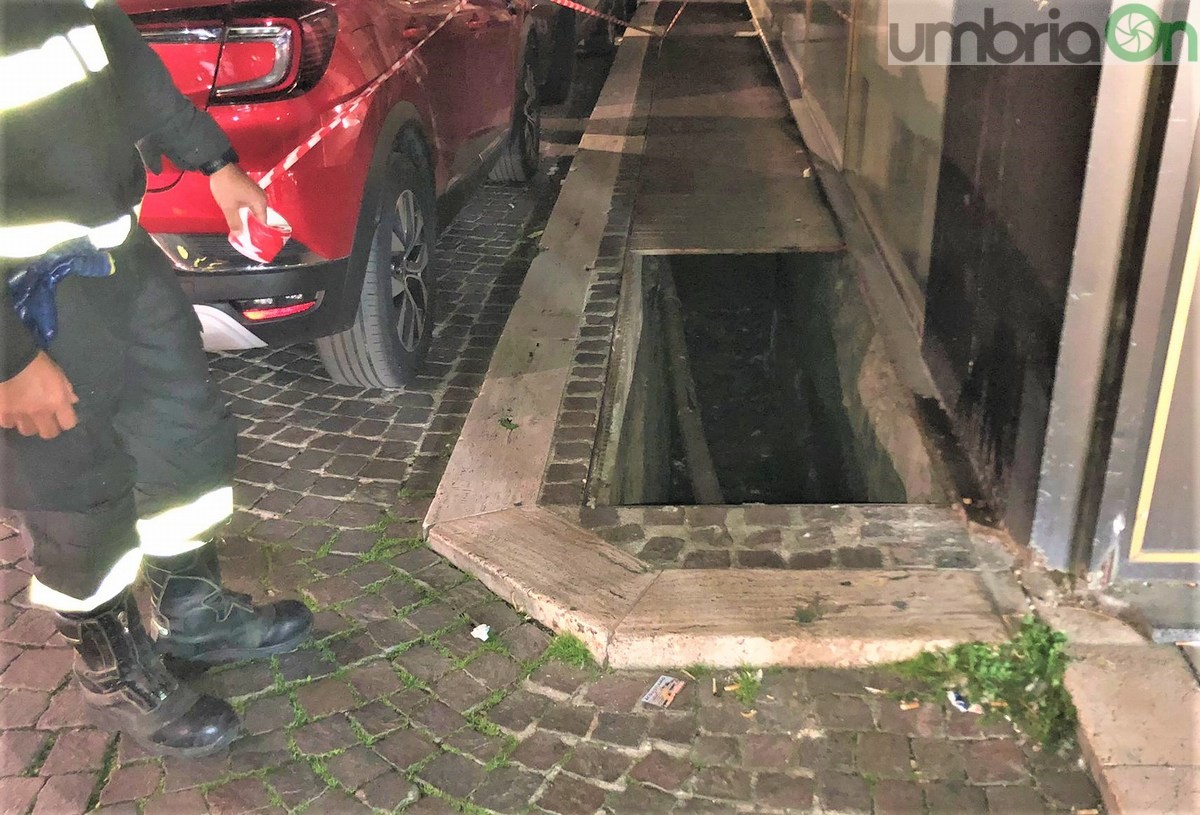 Terni: cede griglia del marciapiede quando non passa nessuno. «Controlli a tappeto»
