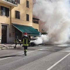 Spoleto: auto brucia in viale Marconi. Scatta l’intervento del 115