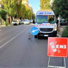 Incidente fra auto e scooter in via Battisti: 19enne in ospedale