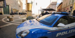 Uno la rapina e l’altro stoppa l’inseguimento: scoperti dalla polizia