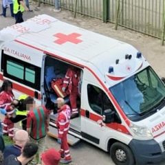 Ternana-Genoa: tifosi rossoblu tirano bombe carta verso la curva Nord del Liberati