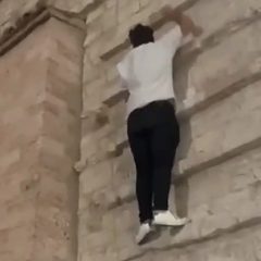 Arrampicata sul duomo: la bravata in centro a Perugia