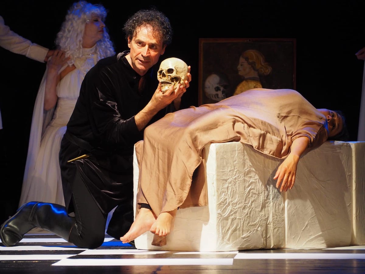 Amleto' di William Shakespeare in scena al teatro Secci