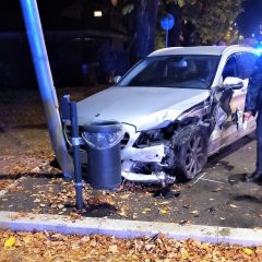 Terni: tampona auto in viale Trento e finisce contro un palo della luce