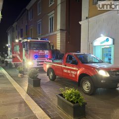 Terni: vigili del fuoco in via Roma per un incendio di canna fumaria