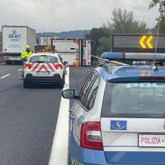 A1, perde controllo dell’autocarro e si ribalta