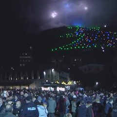 Acceso l’albero di Natale più grande del mondo: «Messaggio di speranza e di pace»