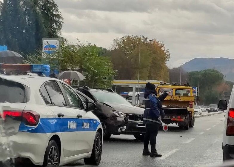 Terni: ‘carambola’ sulla solita discesa. Due donne in ospedale