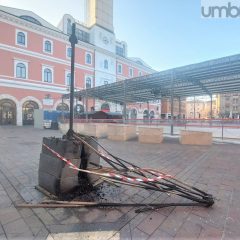 Terni: vandali in centro danno fuoco a tutto ciò che gli capita a tiro