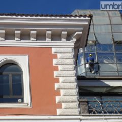 Terni, tempo di pulizia ‘acrobatica’ per la torre della biblioteca