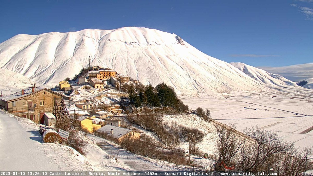 Torna la neve in Umbria: Castelluccio si tinge di bianco