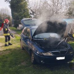 Principio d’incendio di un’auto nella proprietà privata: c’è il 115