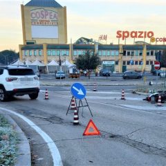 Terni, auto contro scooter in piazzale Senio: 23enne in ospedale