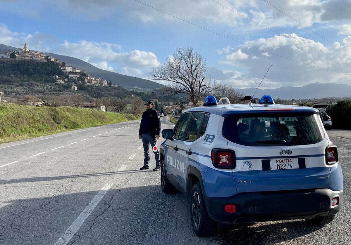 Litiga con il compagno e prende a sassate la sua auto: denunciata 29enne