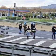Autostrada A1 ‘campo di battaglia’ per gli scontri fra ultras di Roma e Napoli