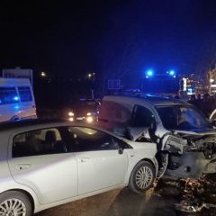 Perugia: impatto tra auto, scuolabus e furgone. Due feriti