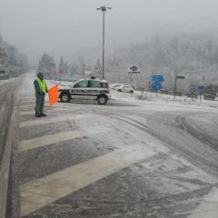 La neve ‘limita’ strade e scuole in Umbria