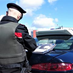 Aizza il suo pitbull contro i carabinieri: arrestato 48enne