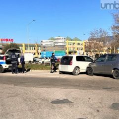 Terni: scontro fra due auto in piazzale Senio